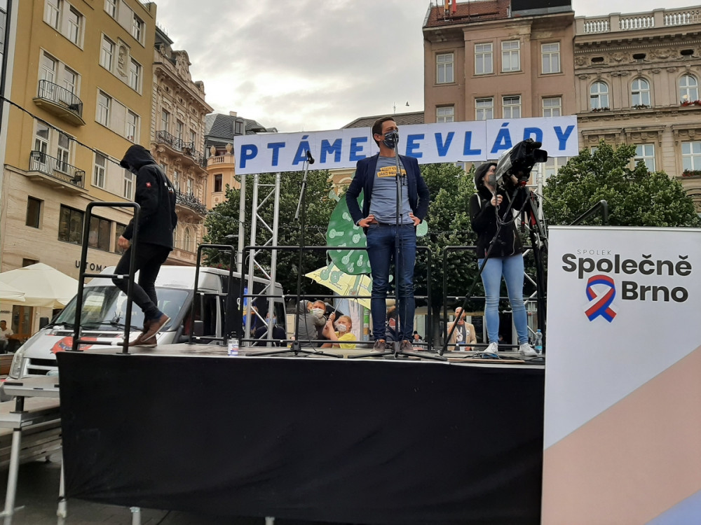 FOTO/VIDEO: Náměstí Svobody zaplnili demonstranti. S hashtagem #ptamesevlady protestovali proti krokům vlády