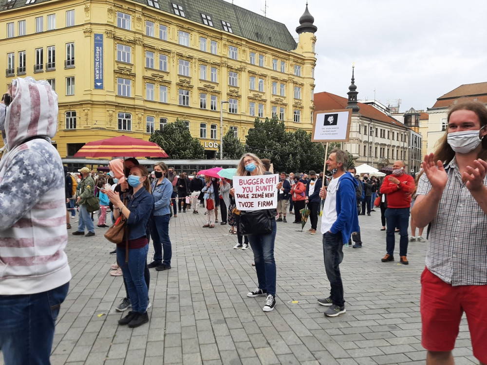FOTO/VIDEO: Náměstí Svobody zaplnili demonstranti. S hashtagem #ptamesevlady protestovali proti krokům vlády