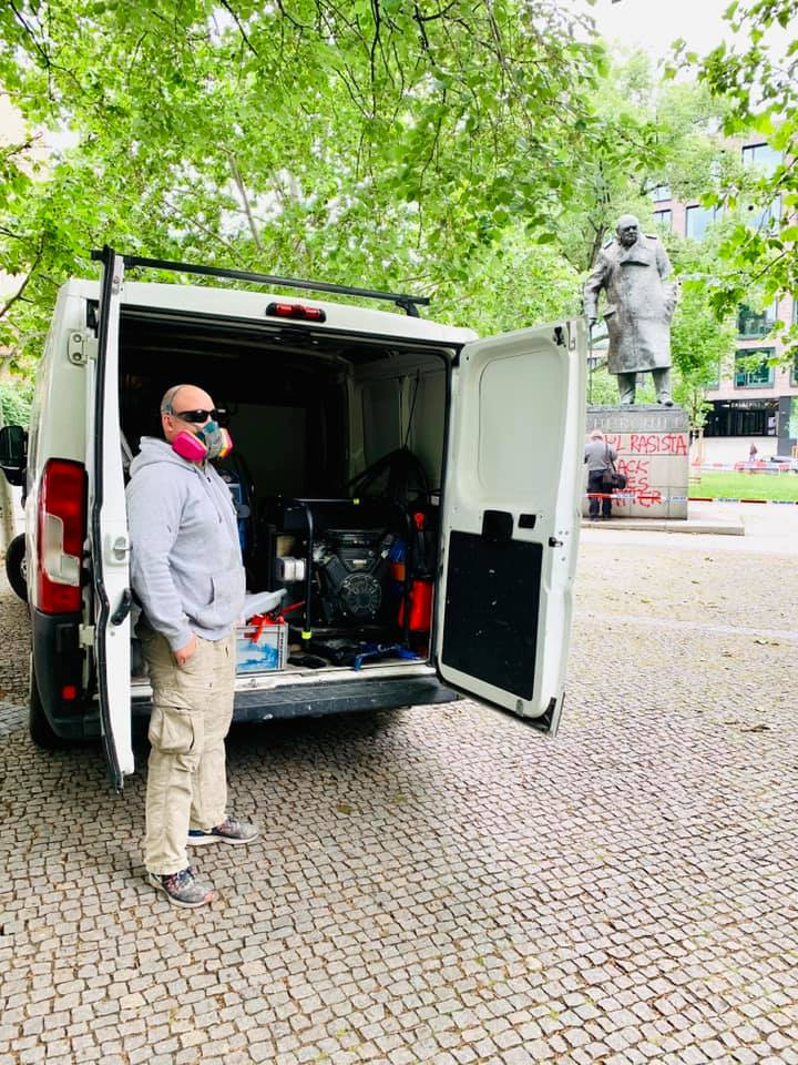 FOTO: „Churchill byl rasista. Black lives matter.“ U sochy na Žižkově zasahovali kriminalisté