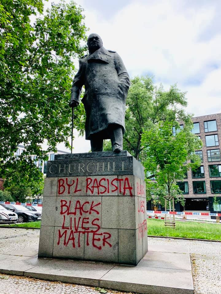 FOTO: „Churchill byl rasista. Black lives matter.“ U sochy na Žižkově zasahovali kriminalisté