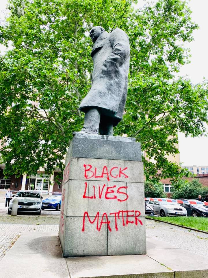 FOTO: „Churchill byl rasista. Black lives matter.“ U sochy na Žižkově zasahovali kriminalisté
