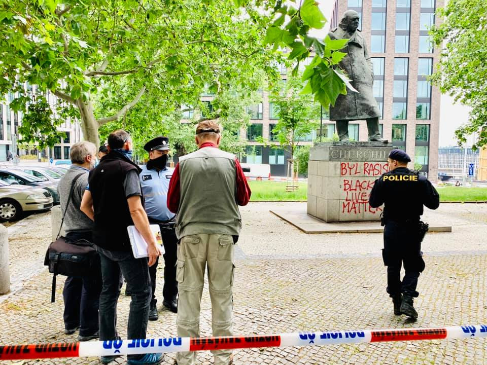 FOTO: „Churchill byl rasista. Black lives matter.“ U sochy na Žižkově zasahovali kriminalisté