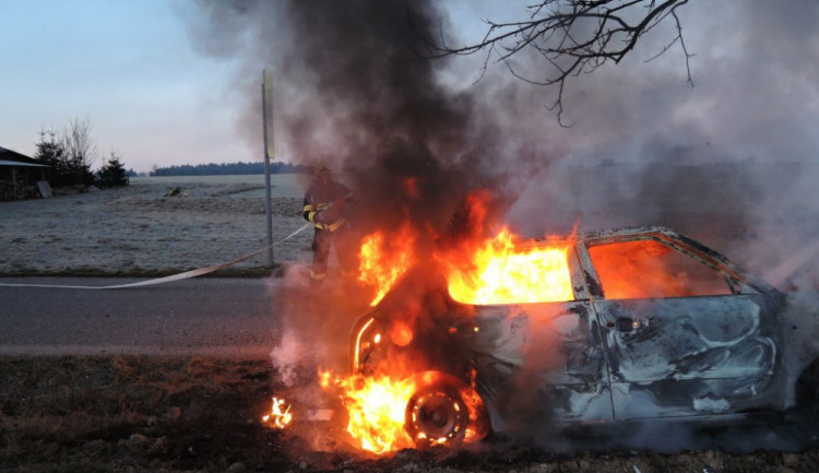 Ročně zasahují hasiči asi u stovky hořících automobilů. Víte, jak se v takové chvíli zachovat?