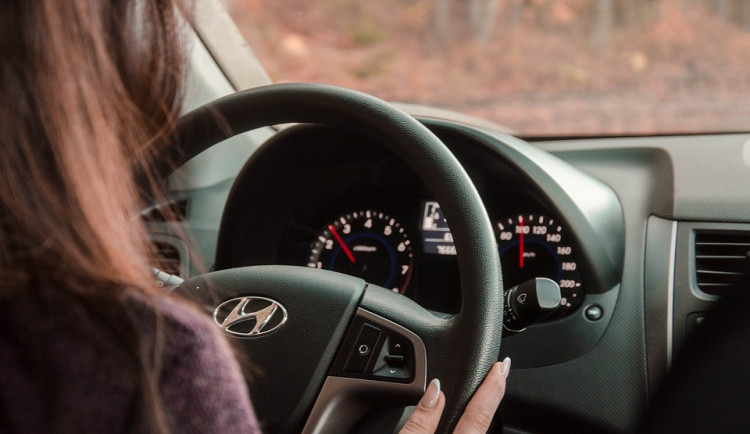 Řidička přijela do Brna za svými známými, auto jí zablokoval jiný řidič, tvrdě si bránil parkovací místo