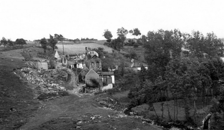 Dnes je to 78 let od vypálení Ležáků. „Pláč těch matek a dětí, to bylo to nejdrastičtější, co jsem v životě zažil“, říká Vladimír Dušek z vedlejší vesnice.