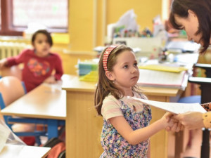 Řada škol dnes rozdá vysvědčení, budou mít ředitelské volno