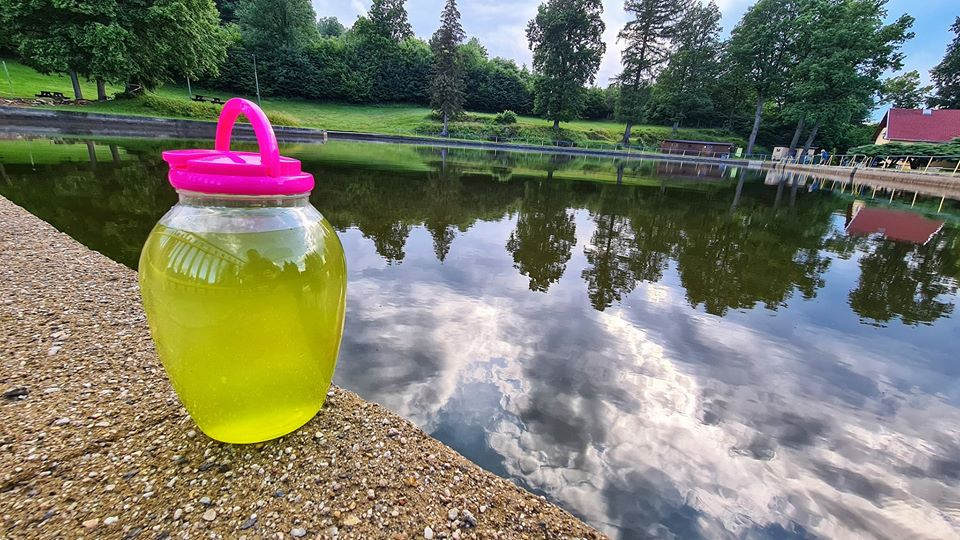 V Hejnicích musí vypusit koupaliště. Znečistil ho dětský sliz, voda je zelená