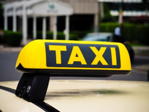 Taxikáři ode dneška nemusí mít taxametr nebo svítilnu