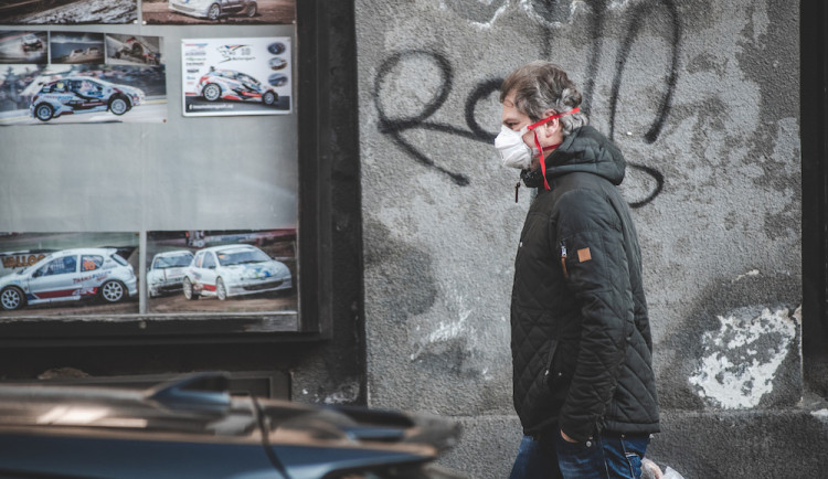 Češi v červnu polevili v opatřeních proti covidu, ukázal průzkum