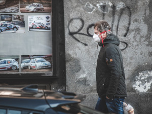 Češi v červnu polevili v opatřeních proti covidu, ukázal průzkum