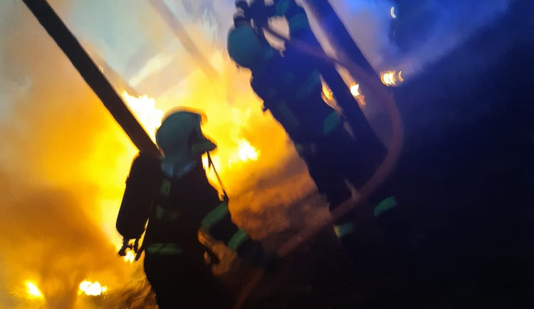 Požár na Mácháči ohrozil sedm chatek, naštěstí všechny zůstaly uchráněné