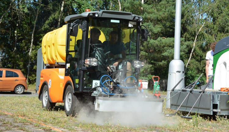 Na plevel místo chemikálií pára. Semily chtějí využívat šetrnější metodu
