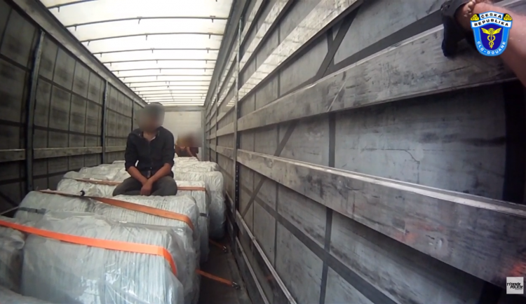 VIDEO: Řidiči se nezdály zvuky z návěsu, celníci v něm našli Egypťana a dva Tunisany