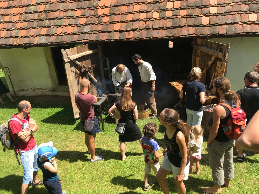 Skanzen u hradu Velhartice poprvé ukázal interiéry domů