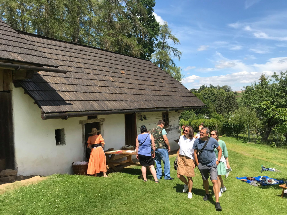 Skanzen u hradu Velhartice poprvé ukázal interiéry domů