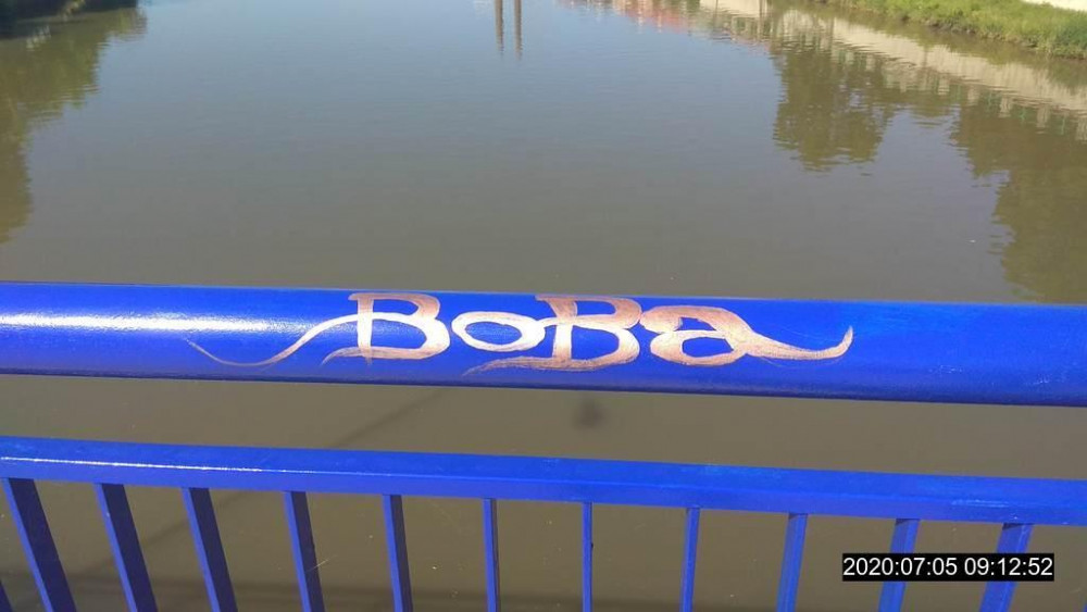 Muž napsal jméno svého psa na čerstvě namalovaný most v Přerově