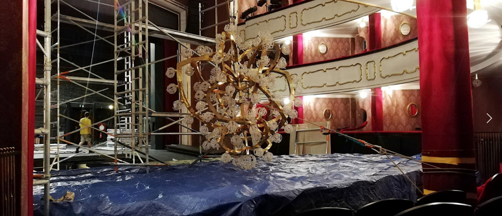 Herce vystřídali na jevišti Moravského divadla Olomouc dělníci. Opravovat se budou štuky na stropě