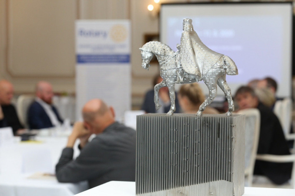 Model jezdecké sochy Karla IV. , která má být postavena v Karlových Varech.