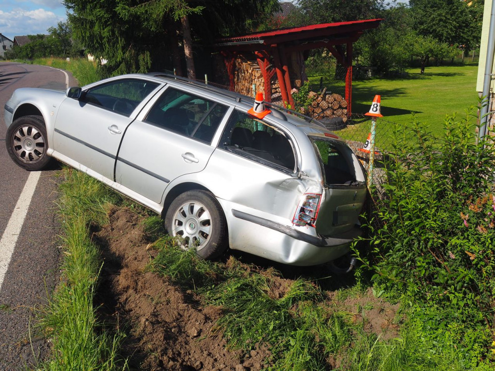 Opilý řidič Octavie v pondělí ráno kličkoval od plotu ke plotu. Nadýchal ještě skoro jedno a půl promile