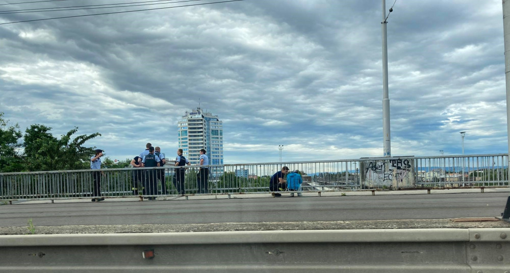 Mladý muž chtěl na mostě u nádraží spáchat sebevraždu. Naštěstí ho potkala duchaplná kolemjdoucí