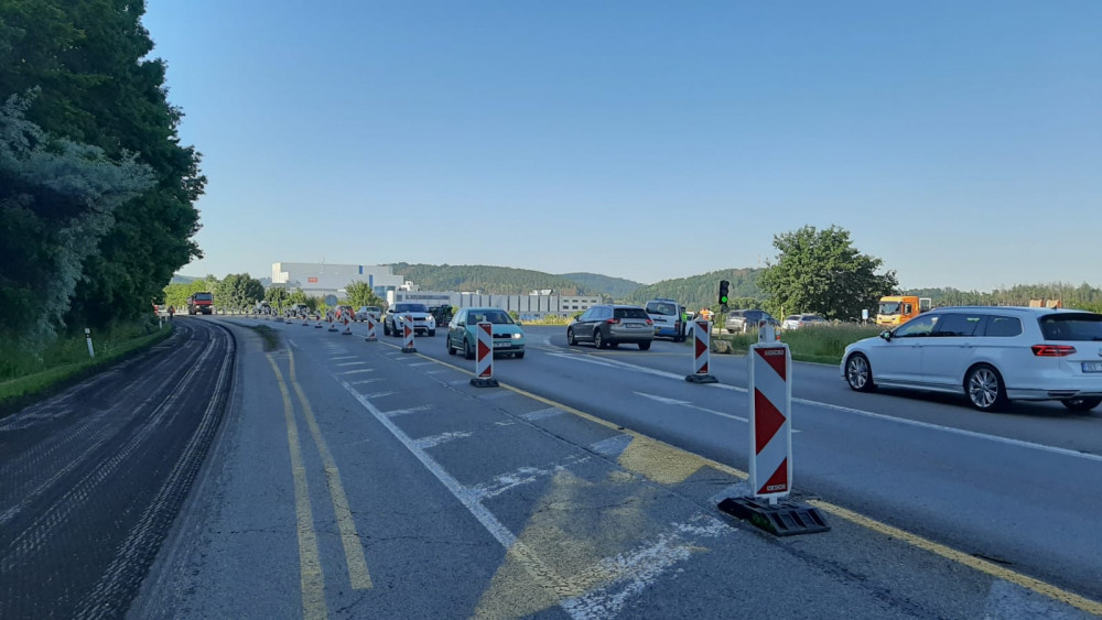 Dělníci opravují křižovatku u Kuřimi. Na tahu na Svitavy stojí řidiči z obou směrů v kilometrových kolonách