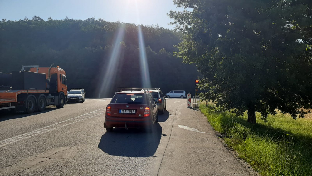 Dělníci opravují křižovatku u Kuřimi. Na tahu na Svitavy stojí řidiči z obou směrů v kilometrových kolonách