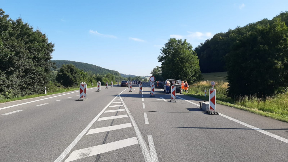 Dělníci opravují křižovatku u Kuřimi. Na tahu na Svitavy stojí řidiči z obou směrů v kilometrových kolonách