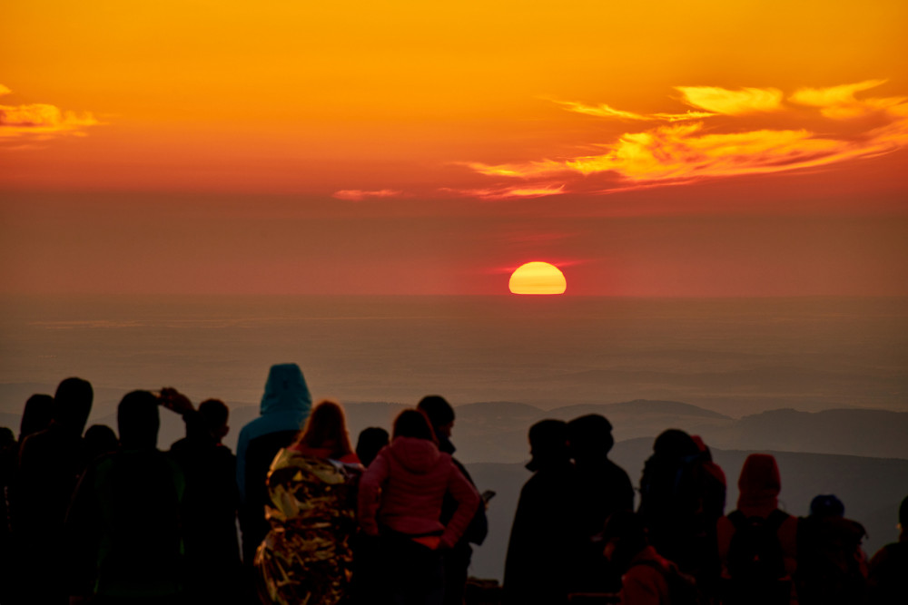 600 lidí se o víkendu vydalo na Sněžku pozorovat východ slunce