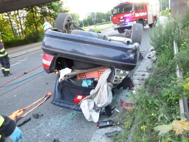 Řidič prorazil zábradlí na Malšovickém mostu v Hradci Králové a spad s autem na okruh. Nadýchal 2,5 promile