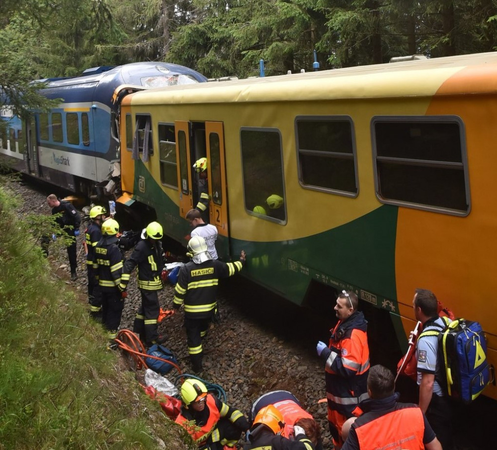 Mezi Perninkem a Novými Hamry došlo k čelnímu střetu osobních vlaků