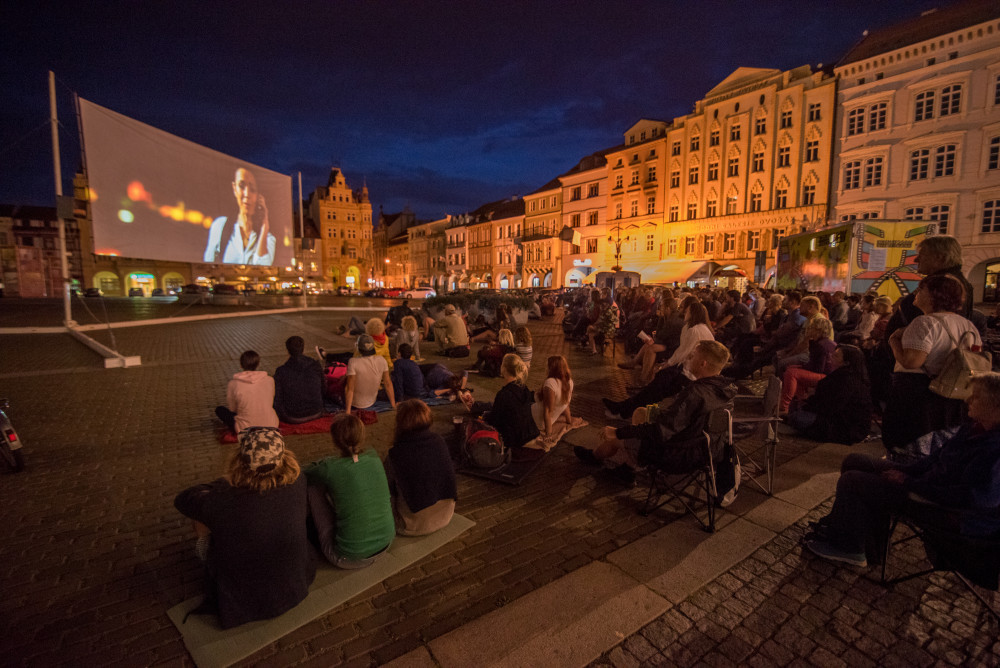 Na náměstí začíná Filmové léto. U kašny zaparkuje Kinematograf bratří Čadíků
