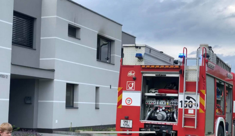 AKTUÁLNĚ:  V Ječmínkově ulici v Olomouci hoří byt, požár hasí několik jednotek hasičů