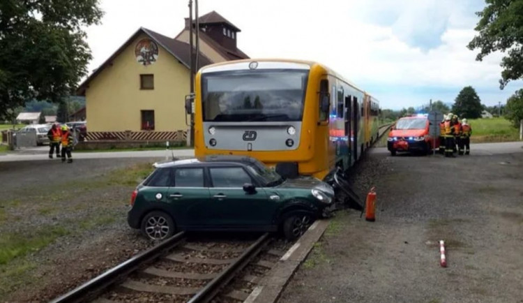 V obci Hrubá Skála se střetl osobák s vlakem, řidič automobilu skončil s lehkým zraněním