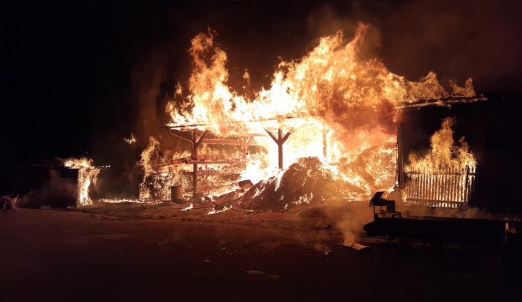 FOTO: V noci byli povoláni hasiči k požáru v Horní Branné. Předběžná škoda byla stanovena na dva miliony