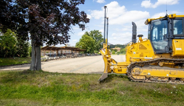 Fotbalové hřiště v Doníně prochází výraznou modernizací za téměř 16 milionů