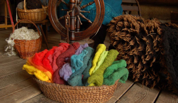 Návrat k původním materiálům. Iva Válková tradičně zpracovává vlnu a zkušenosti předává dětem