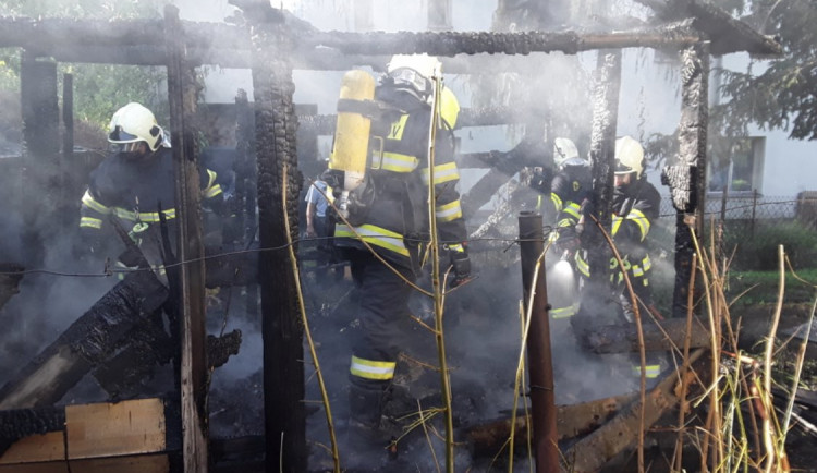 Sedm jednotek hasičů zasahuje u požáru chatky