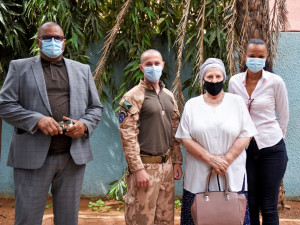 Vojáci a děti podpořili v Mali školu založenou Češkou.