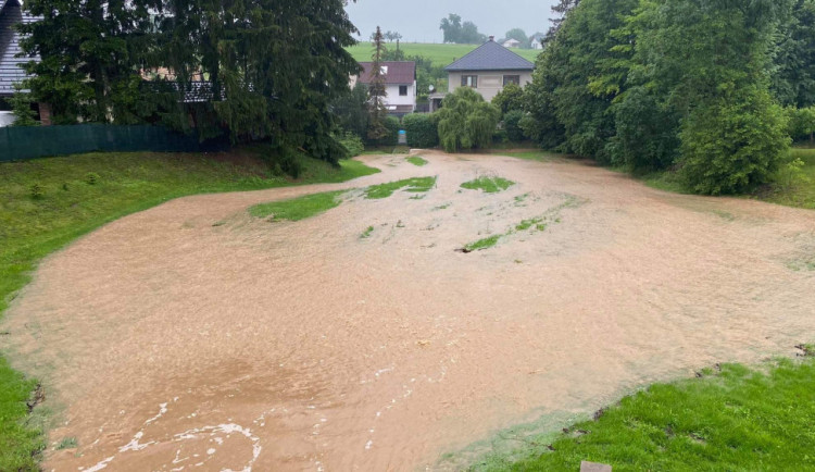 Déšť rozvodní menší toky na jihu Čech, pak i na Moravě a v Slezsku