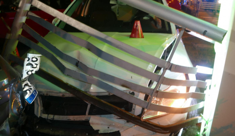 Pod vlivem drog, alkoholu a se zákazem řízení ujížděl před policií. Stihl poškodit sedm aut