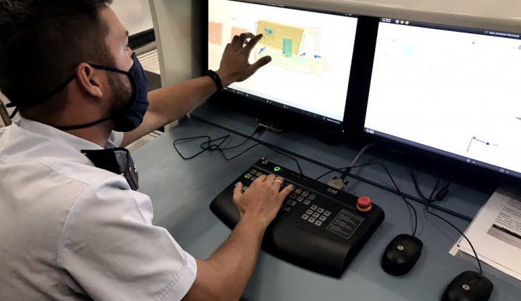 Ruzyňští celníci spoléhají na svůj instinkt i moderní technologie. Podívejte se, co obnáší jejich práce.