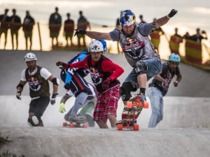 Tradiční longboardový závod se vrací do Benátek nad Jizerou s omezením pro tisíc lidí