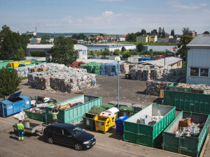 S barevným kontejnerem to teprve začíná. Jak vypadá cesta tříděného odpadu?