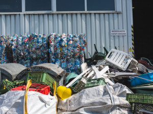 S barevným kontejnerem to teprve začíná. Jak vypadá cesta tříděného odpadu?