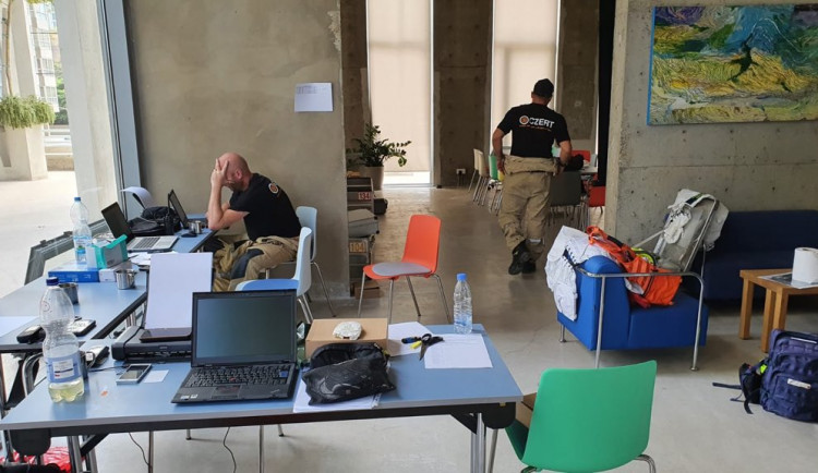 Čeští hasiči budou v Bejrútu operovat půl kilometru od místa výbuchu.