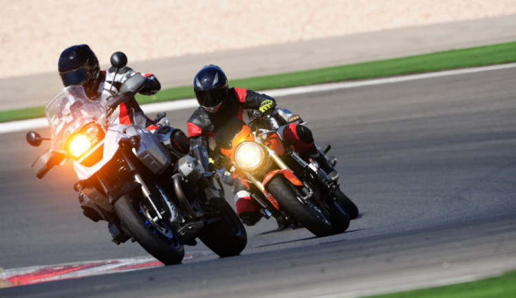 Motorkáři musí myslet na to, že je nechrání karoserie.