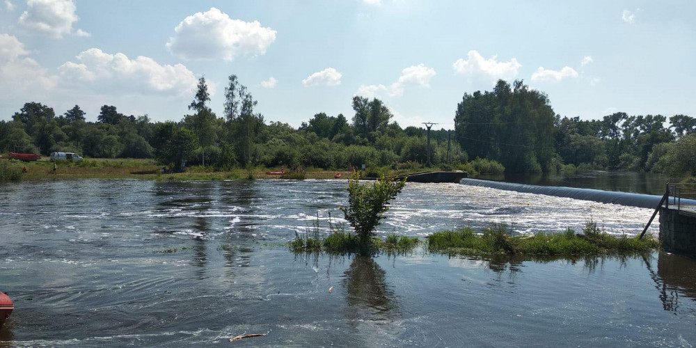 Na Lužnici u Dráchova se převrátila kánoi se dvěma muži. Jeden zůstal pod jezem