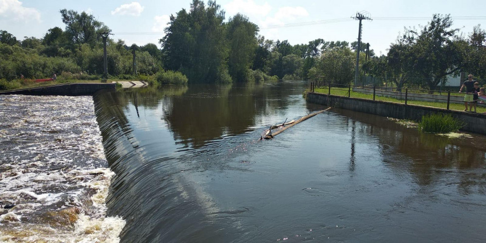 Na Lužnici u Dráchova se převrátila kánoi se dvěma muži. Jeden zůstal pod jezem