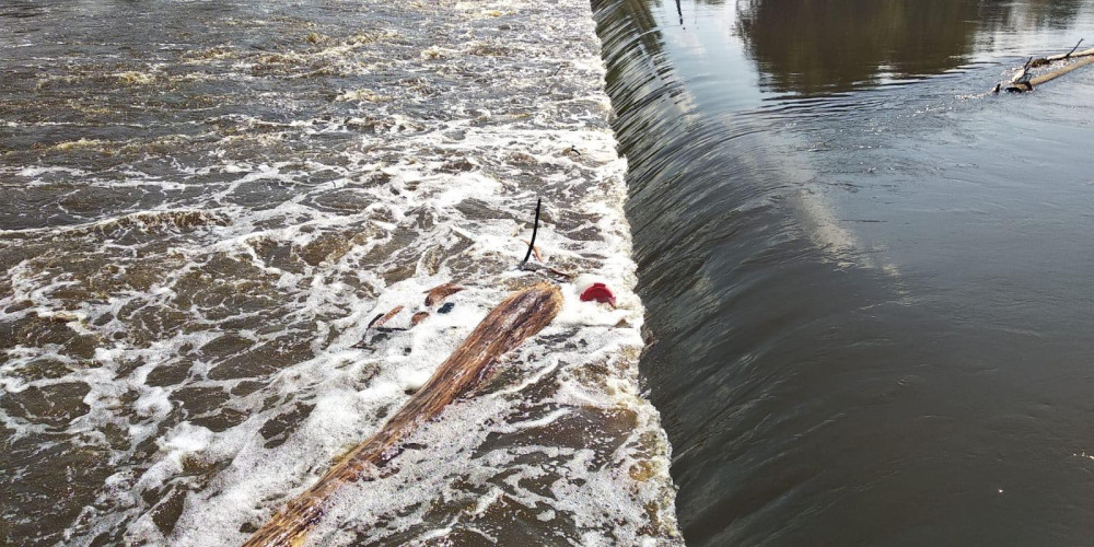 Na Lužnici u Dráchova se převrátila kánoi se dvěma muži. Jeden zůstal pod jezem
