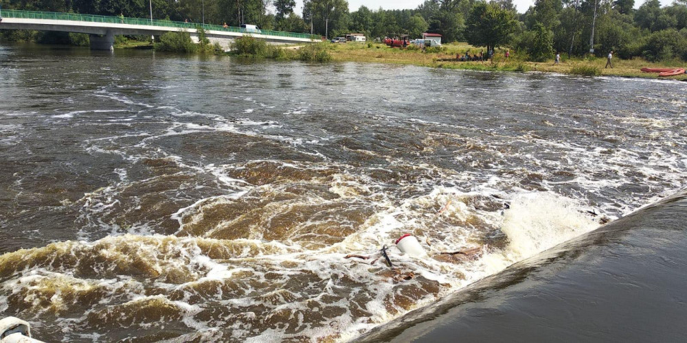 Na Lužnici u Dráchova se převrátila kánoi se dvěma muži. Jeden zůstal pod jezem